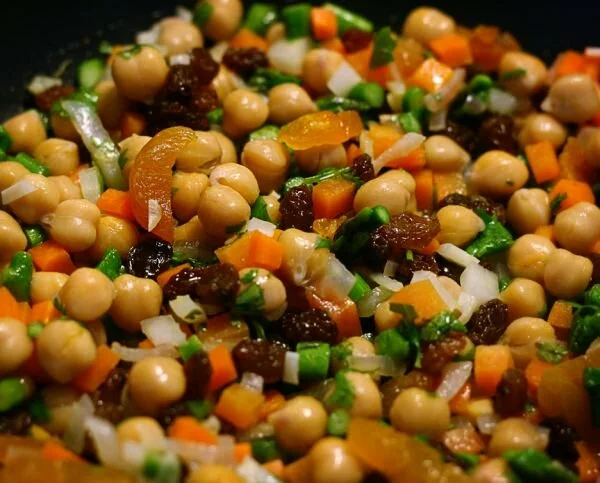 moroccan-food-garbanzo-beans-and-raisins